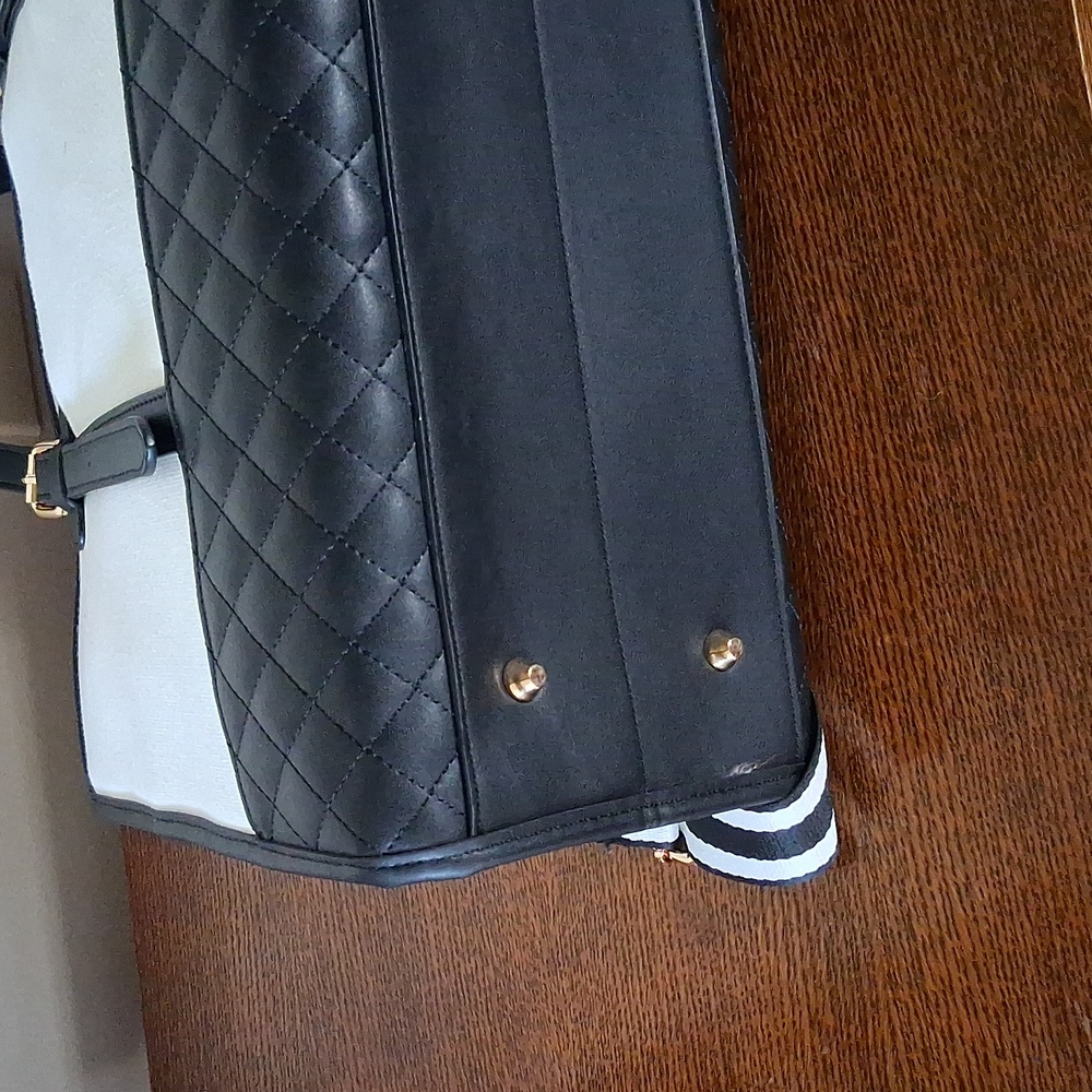 Lovevook Black and White Quilted Tote with Crossbody Strap - Picture 5 of 16